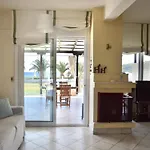 بيت للعطل Stunning Beachfront For Rent