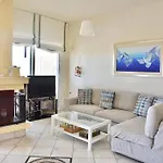 بيت للعطل Stunning Beachfront For Rent