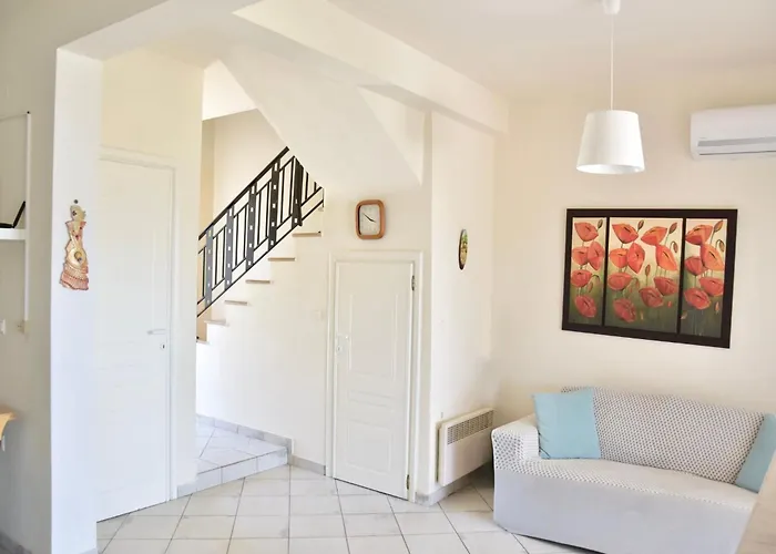 Stunning Beachfront For Rent בית נופש